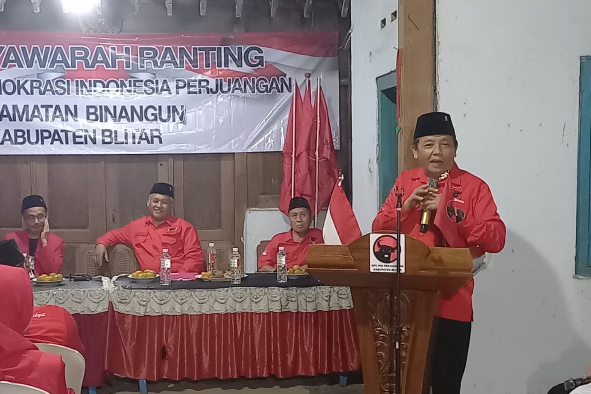 Ketua DPC PDI Perjuangan Kabupaten Blitar, Guntur Wahono, menekankan pentingnya disiplin organisasi dan penguatan struktur partai hingga tingkat anak ranting saat Musran Kecamatan Binangun, Sabtu (11/7/2026).