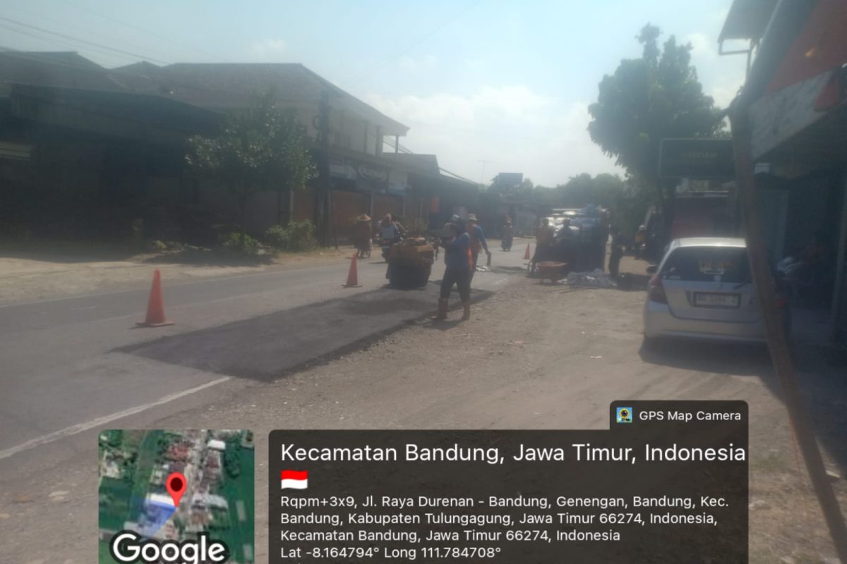 IMG-20260714-WA0001 Petugas melakukan penambalan jalan berlubang di ruas Durenan–Bandung, Tulungagung.