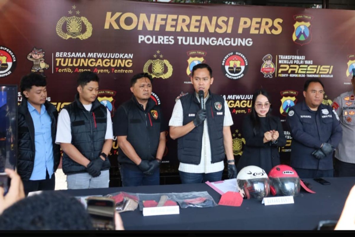 IMG-20260718-WA0005 Kasat Reskrim Polres Tulungagung, AKP Andi Wiranata Tamba, saat konferensi pers pengungkapan kasus penjambretan spesialis pedagang di Mapolres Tulungagung, Kamis (16/7/2026).