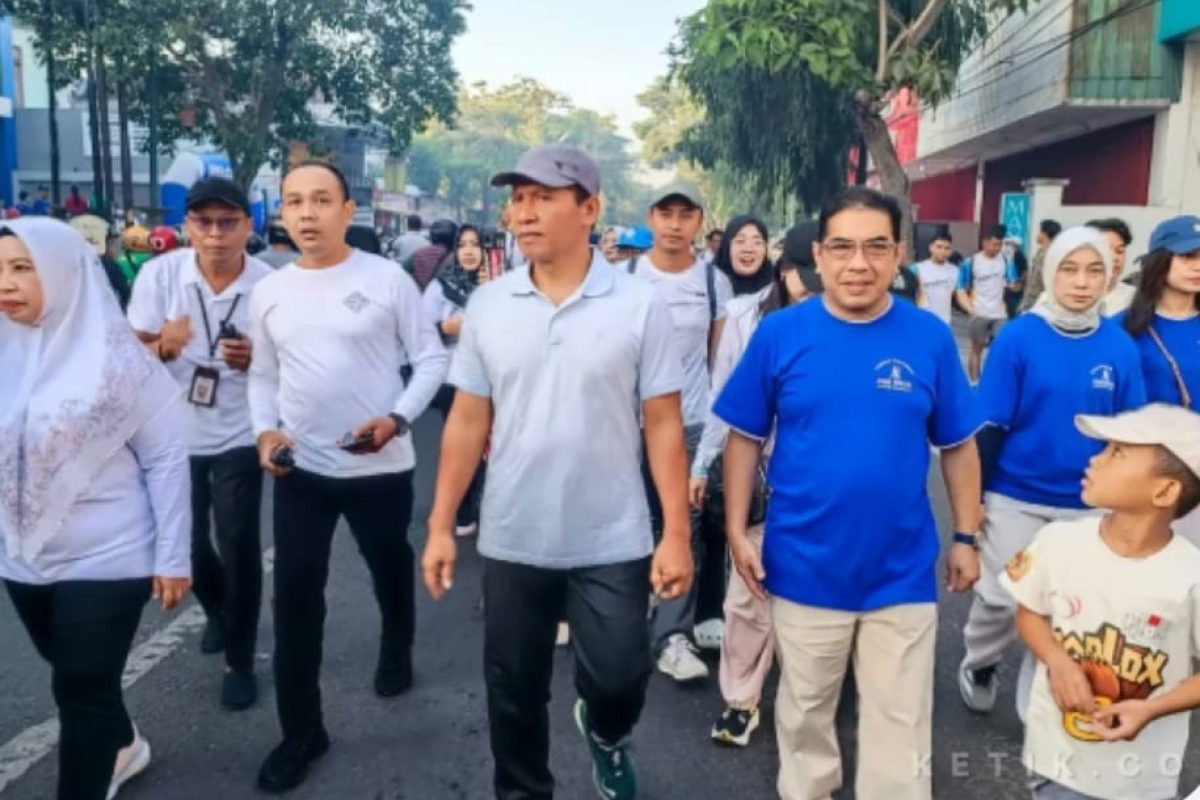 IMG-20260719-WA0016 Plt. Bupati Tulungagung berjalan bersama ribuan peserta dalam Fun Walk BCA KCU Tulungagung sebagai wujud dukungan terhadap gaya hidup sehat.