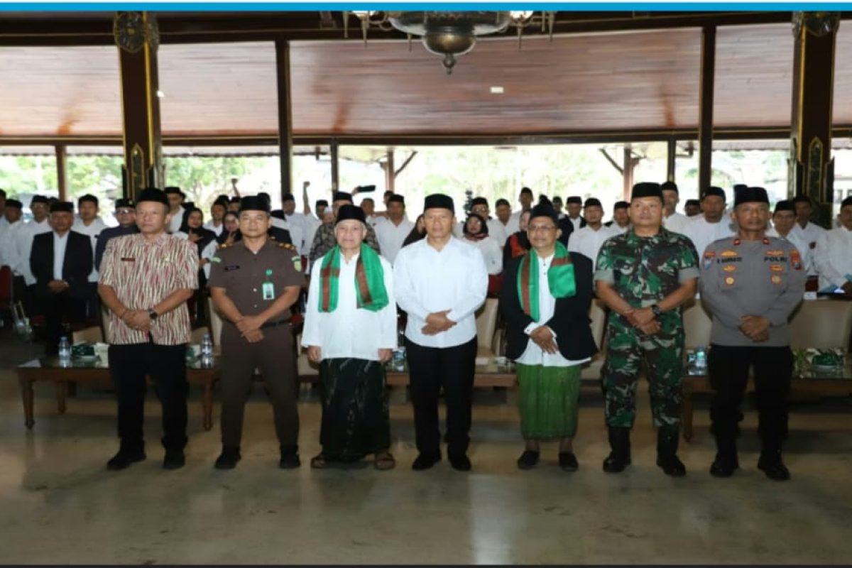 IMG-20260724-WA0004 Pengurus FOR SANTRI Kabupaten Tulungagung bersama jajaran Forkopimda dan tamu undangan saat acara pengukuhan kepengurusan FOR SANTRI Tulungagung.