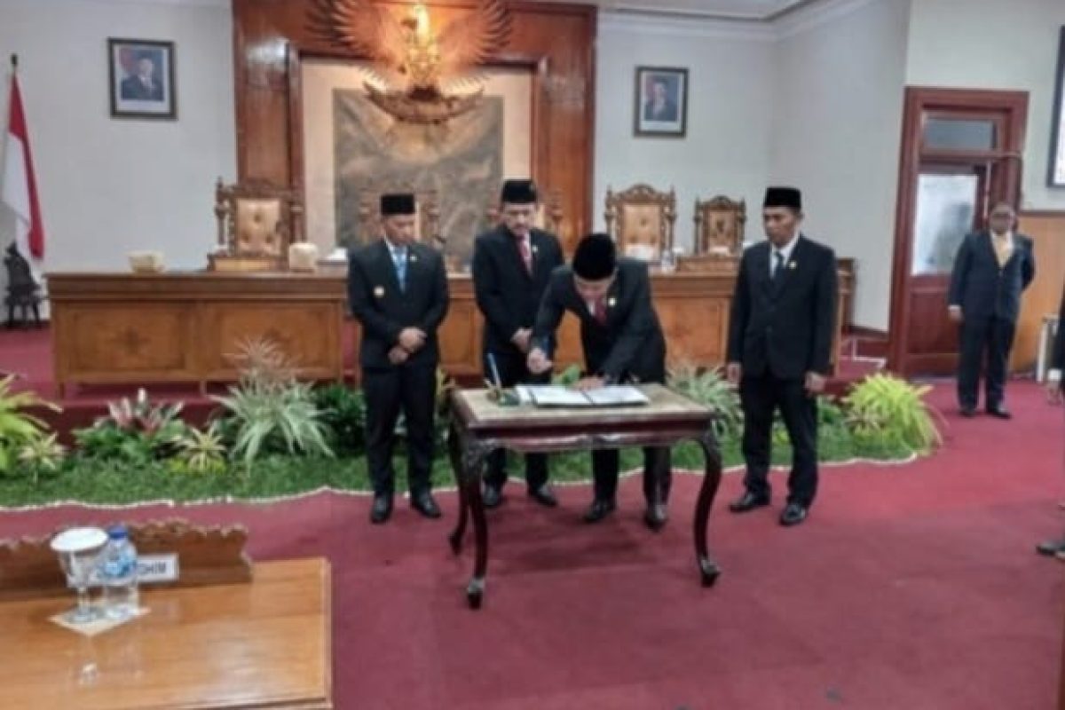 Suasana penandatanganan persetujuan bersama Ranperda tentang Pertanggungjawaban Pelaksanaan APBD Tahun Anggaran 2025 dalam Rapat Paripurna DPRD Kabupaten Tulungagung, Rabu (23/7/2026).