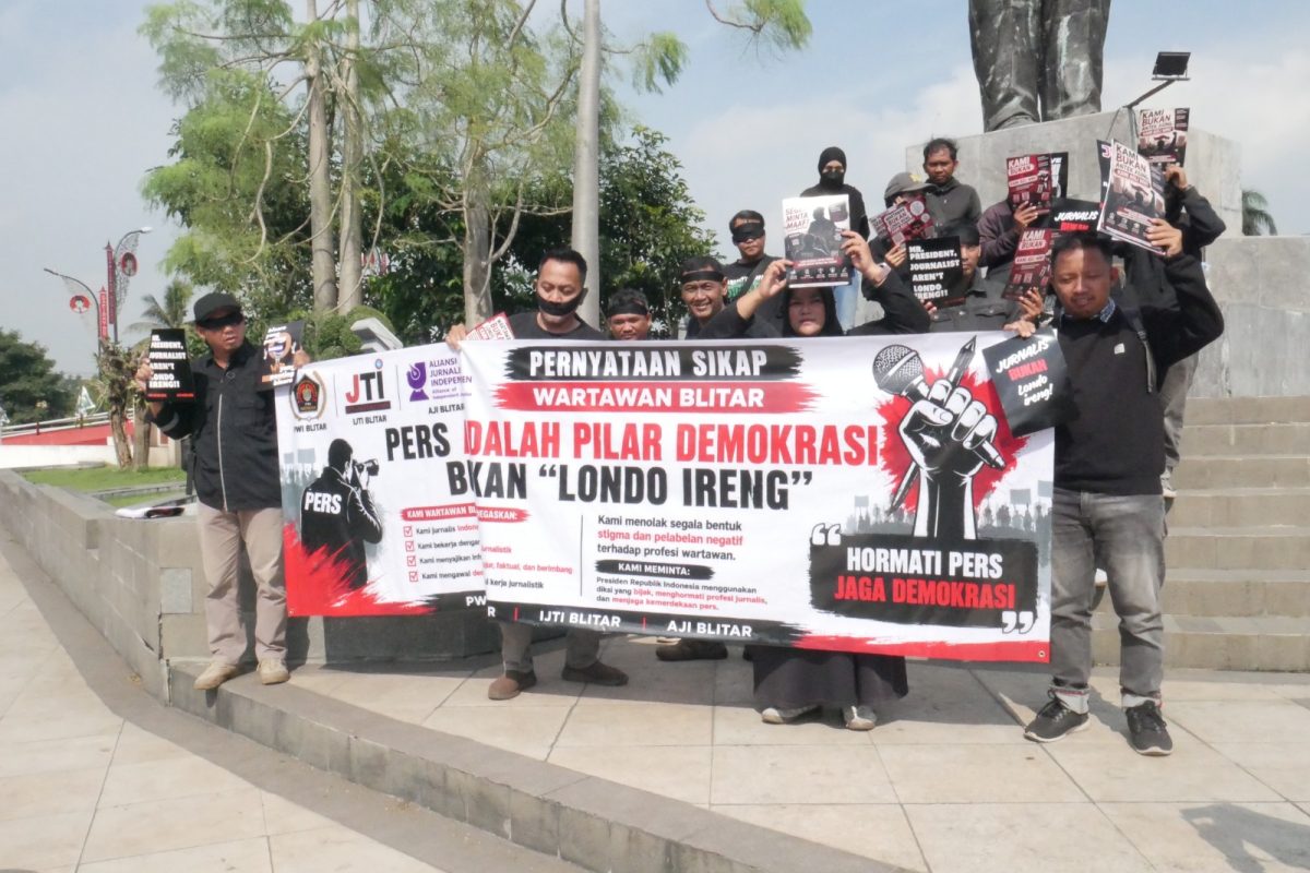 Gabungan wartawan Kota dan Kabupaten Blitar menggelar aksi damai di kawasan Patung Bung Karno, Selasa (28/7/2026).