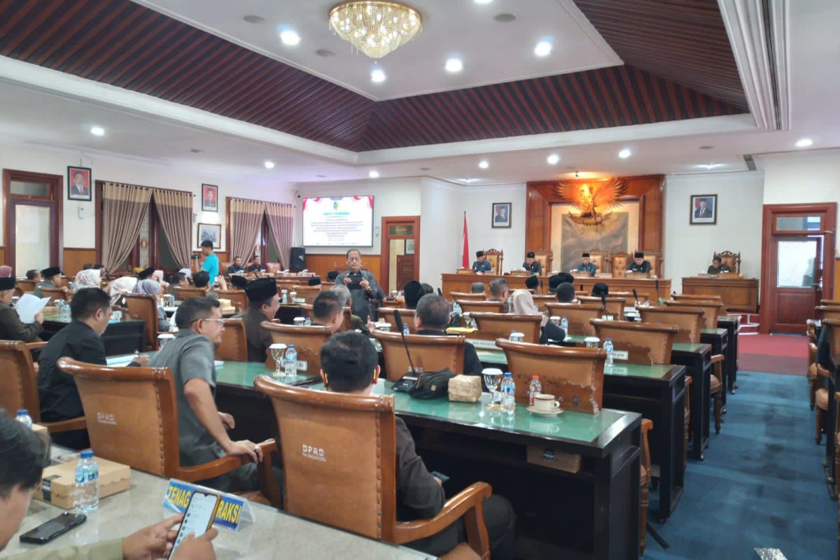 Rapat Paripurna DPRD Tulungagung membahas penetapan 9 Raperda menjadi Perda, kesepakatan KUA-PPAS 2027, serta penyampaian Perubahan KUA-PPAS 2026.