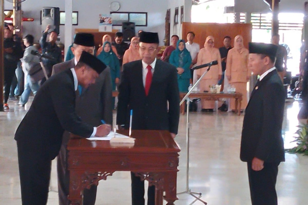 Prosesi pelantikan dan pengambilan sumpah/janji Pj Sekda Kabupaten Tulungagung, Tri Hariadi.