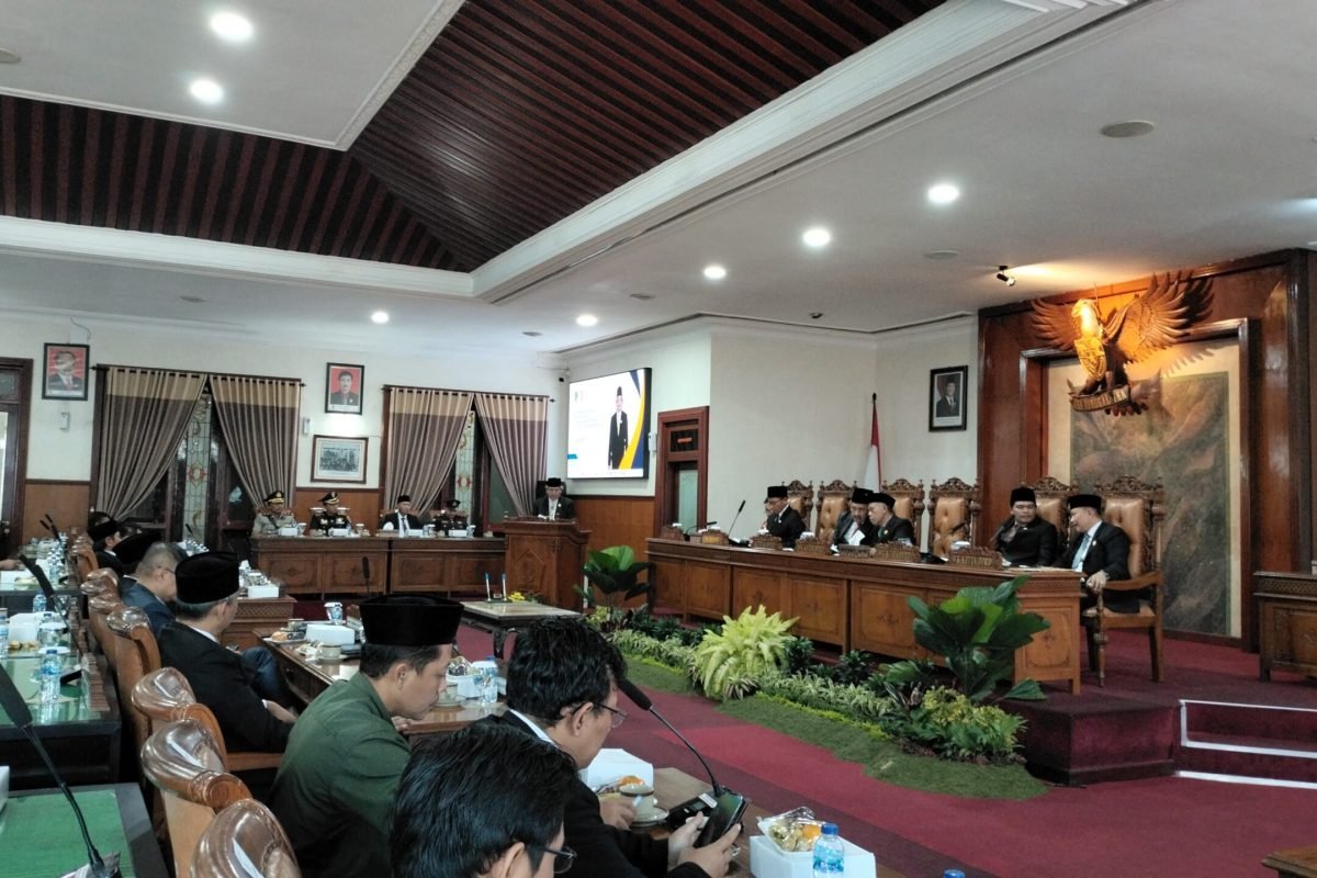 IMG-20260812-WA0005 Rapat Paripurna DPRD Tulungagung membahas dan menyepakati Perubahan KUA-PPAS Tahun Anggaran 2026 sebagai dasar penyusunan Perubahan APBD 2026.
