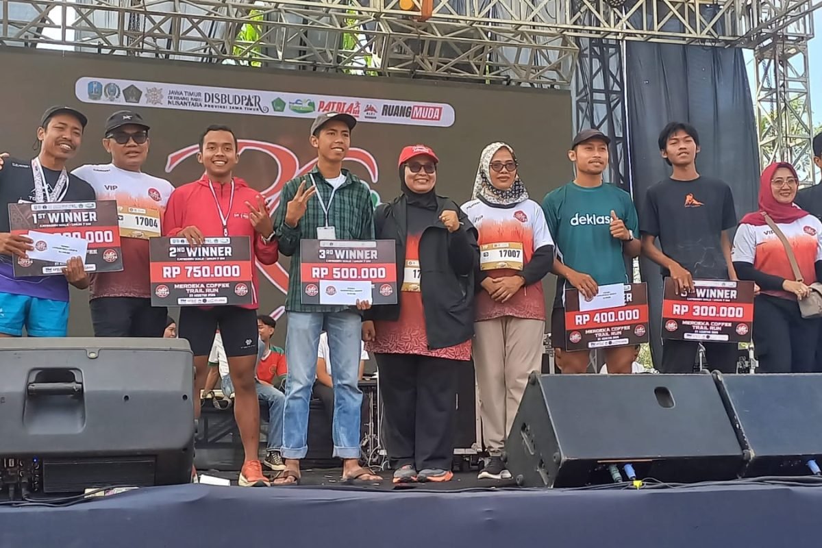 Para pemenang Merdeka Coffee Trail Run berfoto bersama usai menerima penghargaan di Embung Gogoniti, Desa Kemirigede, Kecamatan Kesamben, Kabupaten Blitar, Minggu (23/8/2026).