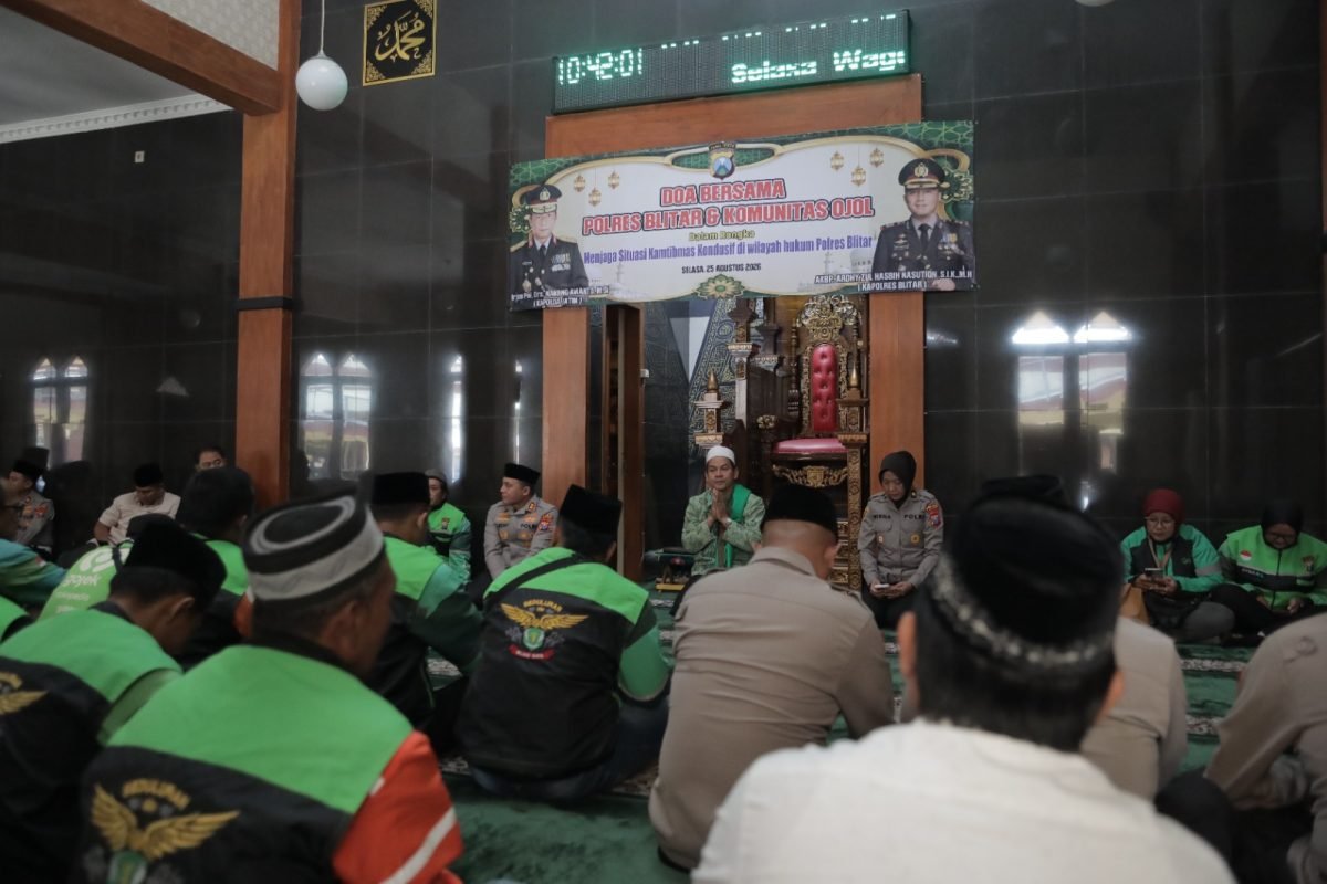 Polres Blitar menggelar doa bersama dan pembagian sembako bersama komunitas ojek online (ojol) se-Kabupaten Blitar, Selasa (25/8/2026).