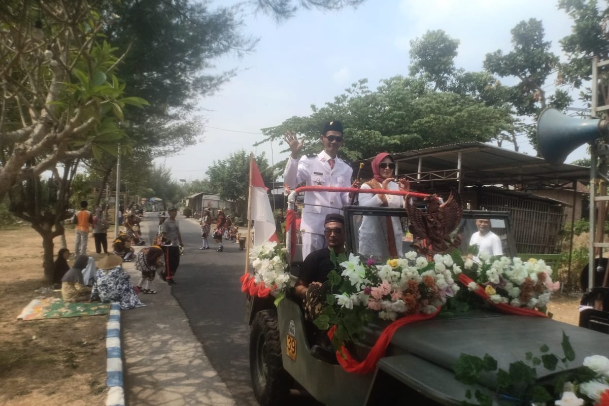 Kepala Desa Moyoketen Heri bersama warga dalam perayaan HUT ke-81 Kemerdekaan RI.