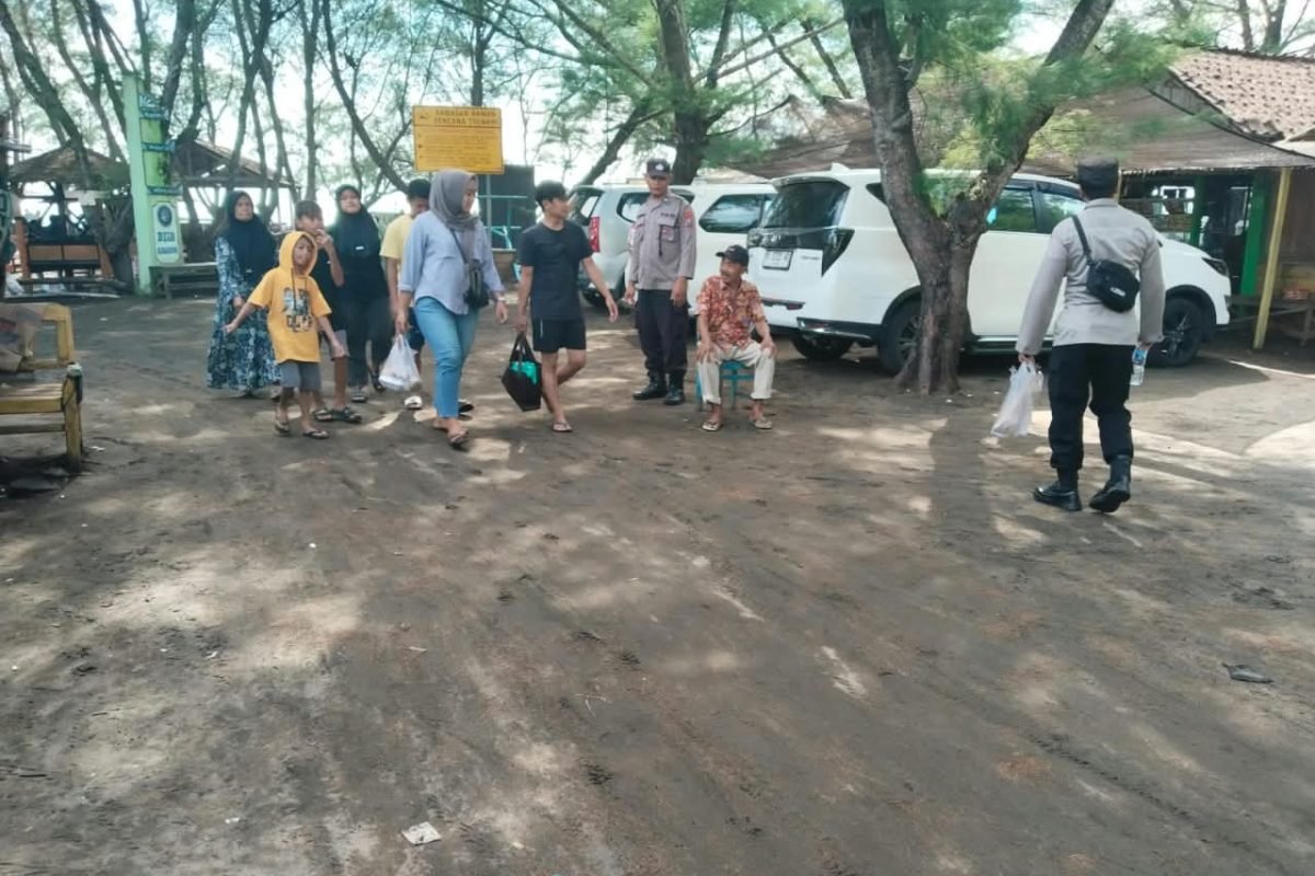 Petugas Polsek Panggungrejo melaksanakan patroli dan memberikan imbauan kamtibmas kepada wisatawan di kawasan Pantai Serang, Blitar, Minggu (30/8/2026). Dok. Istimewa