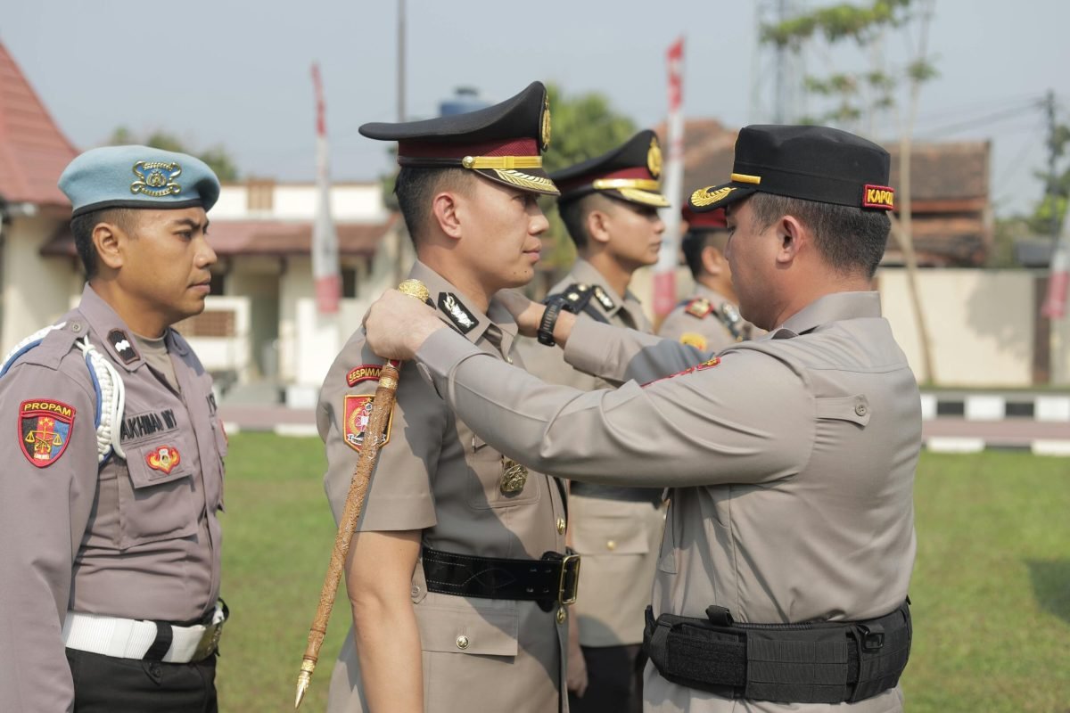 IMG-20260831-WA0005 Polres Blitar menggelar upacara Sertijab Wakapolres dan Kasat Reskrim, Senin (31/8/2026).