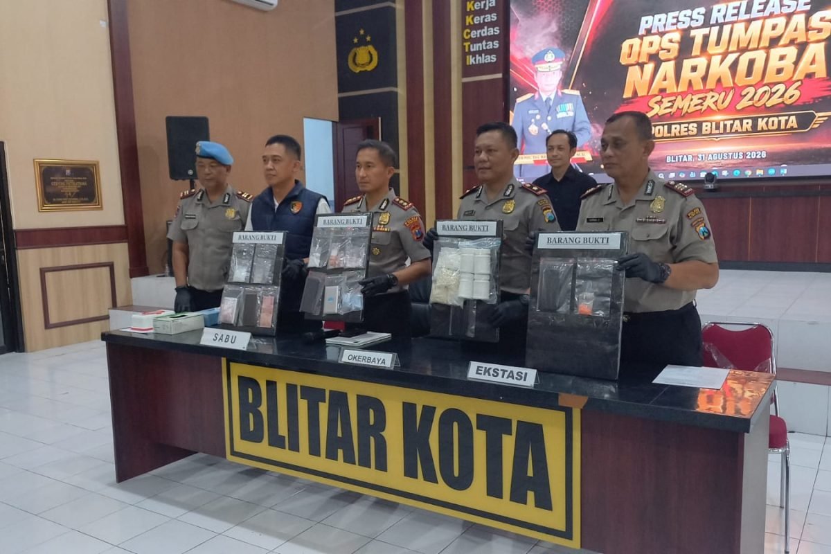 Petugas menunjukkan barang bukti narkotika dan obat keras berbahaya hasil pengungkapan kasus dalam kegiatan press release Ops Tumpas Narkoba Semeru 2026 di Mapolres Blitar Kota, Senin (31/8/2026).