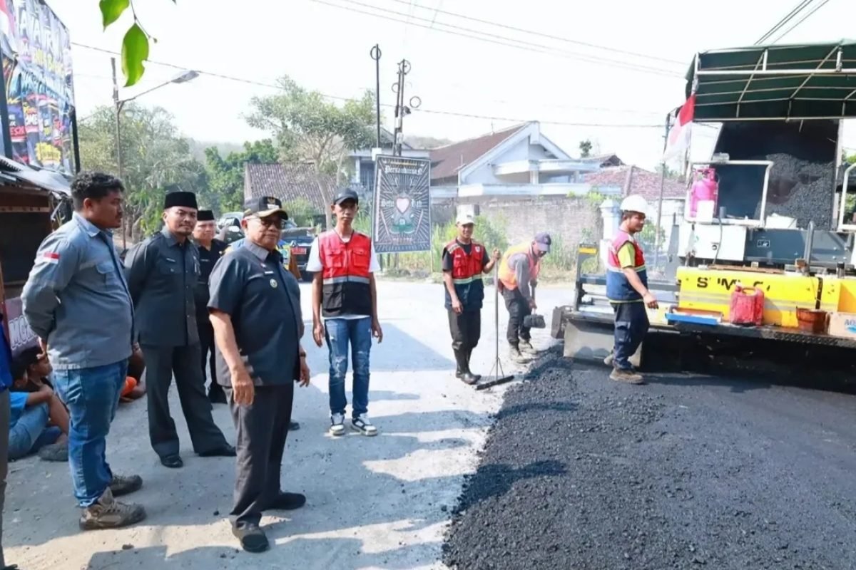 Bupati Blitar Rijanto meninjau langsung progres pengaspalan jalan di Dusun Sentul, Desa Pandanarum, Kecamatan Sutojayan, hingga pembangunan jembatan penghubung Desa Bakung–Desa Bululawang, Selasa (15/9/2026). Bupati Blitar Rijanto meninjau langsung progres pengaspalan jalan di Dusun Sentul, Desa Pandanarum, Kecamatan Sutojayan, hingga pembangunan jembatan penghubung Desa Bakung–Desa Bululawang, Selasa (15/9/2026).