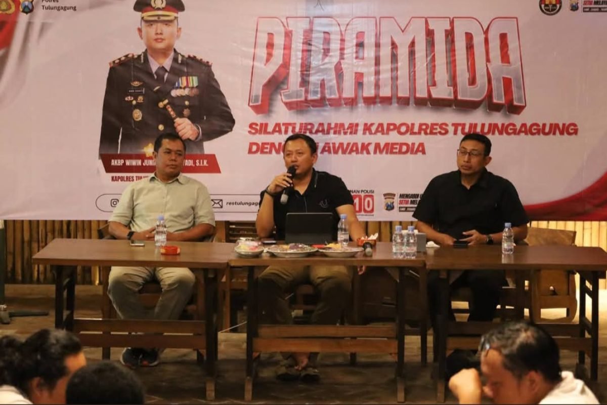 IMG-20260917-WA0003 Suasana kegiatan Piramida (Ngopi Bersama Media) Polres Tulungagung bersama awak media dan influencer dalam rangka memperkuat sinergi menjaga situasi Kamtibmas yang kondusif di Kabupaten Tulungagung.