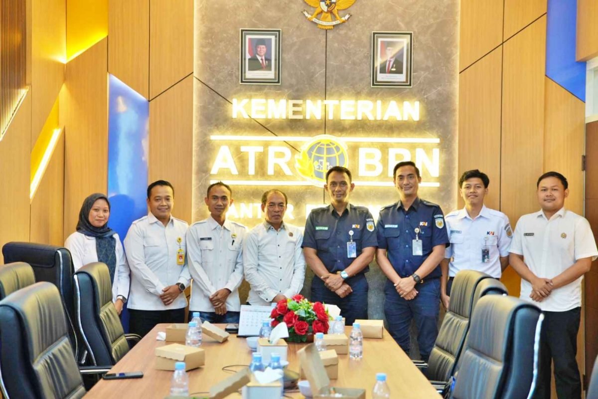 IMG-20260917-WA0005 Foto bersama jajaran Kementerian ATR/BPN dan PT KAI dalam rangka memperkuat sinergi dan koordinasi antarlembaga.
