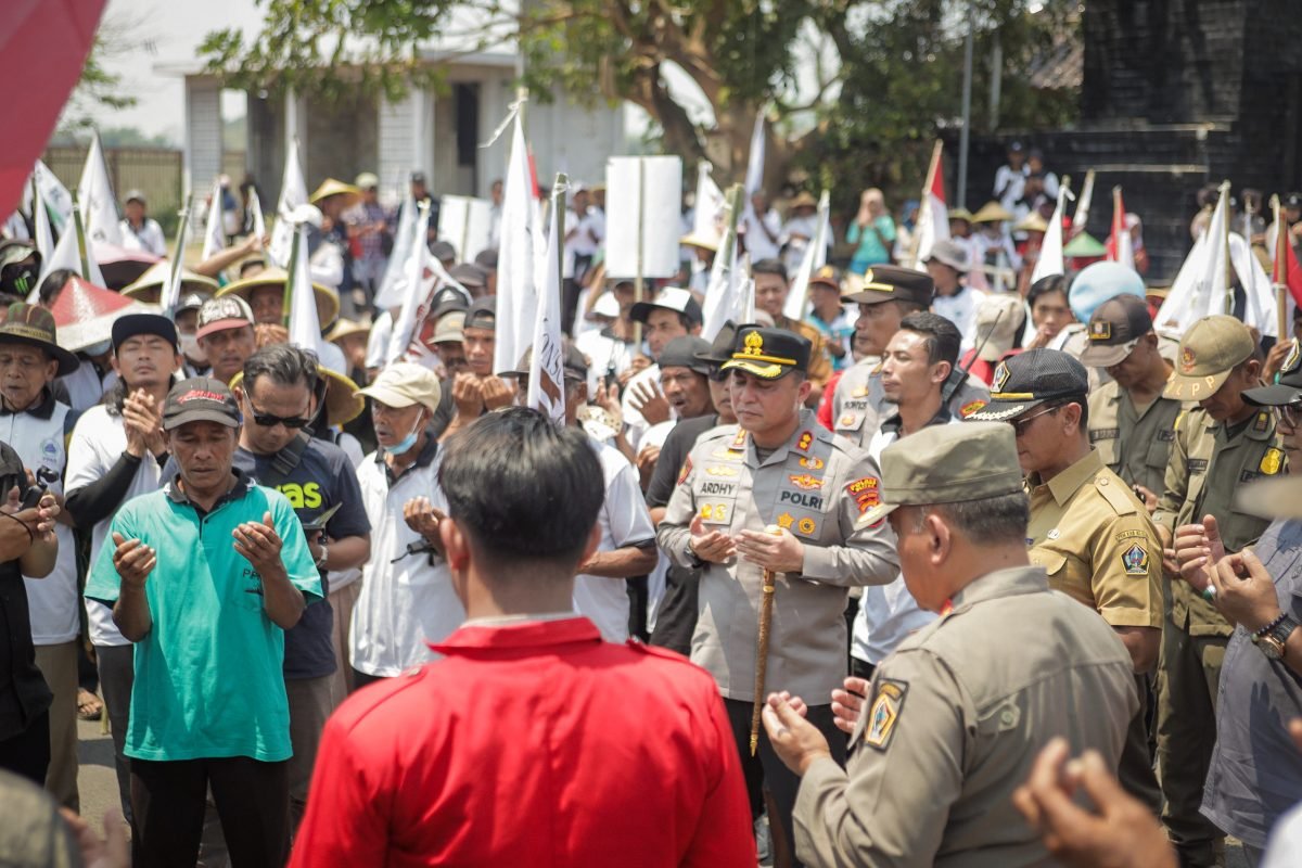 IMG-20260921-WA0007 Kapolres Blitar AKBP Ardhy Zul Hasbih Nasution bersama personel gabungan memberikan pelayanan dan pengamanan dalam kegiatan penyampaian pendapat di muka umum di Kantor Pemkab Blitar, Senin (21/9/2026).