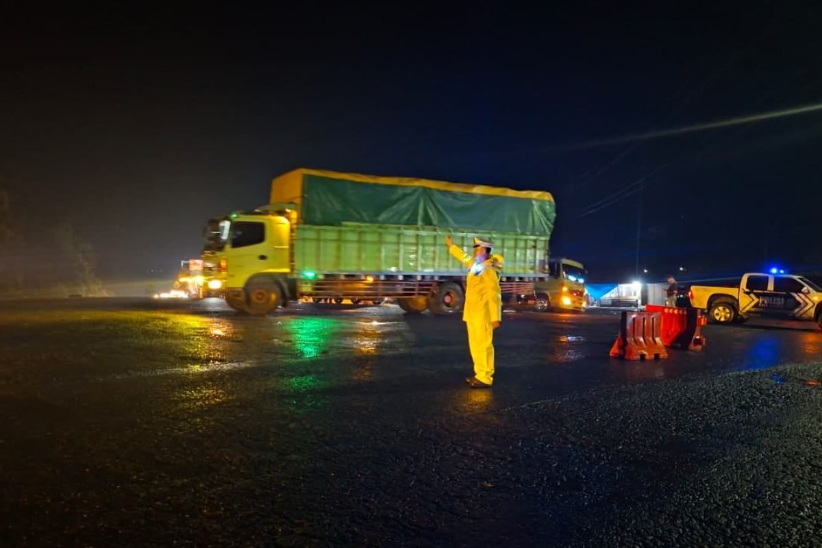 IMG-20260923-WA0008 Petugas kepolisian mengatur arus lalu lintas di jalur Padang–Solok yang kembali dibuka pascabanjir bandang.