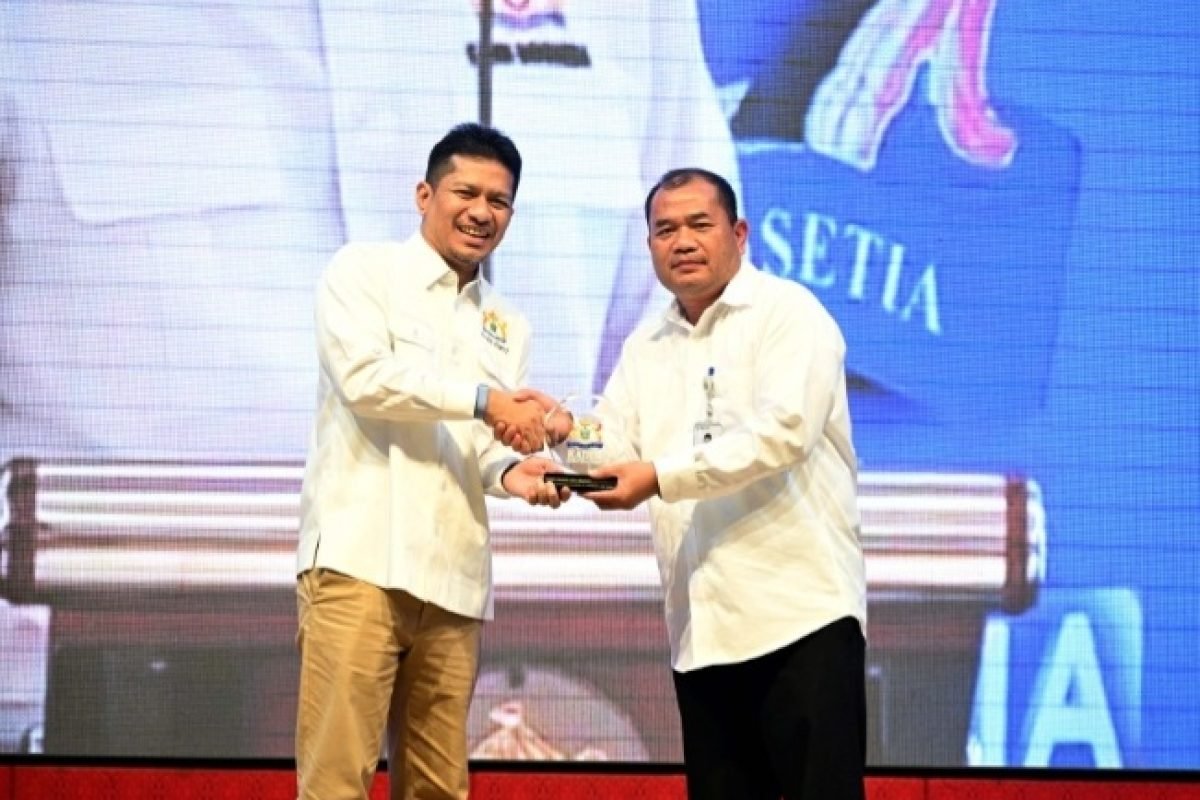 IMG-20260924-WA0012 Ketua Umum Kadin Sumut Firsal Dida Mutyara menyerahkan penghargaan kepada perwakilan penerima dalam Rapimprov Kadin Sumut 2026 di Hotel Adi Mulia Medan, Kamis (24/9/2026).