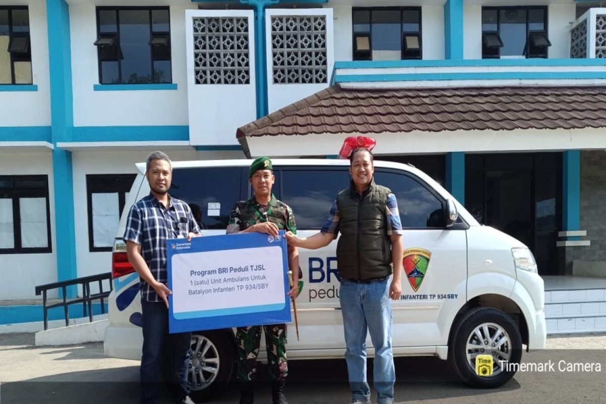 IMG-20260925-WA0019 Manager Bisnis Kecil dan FTM BO Pacitan Deny Prasetyo saat menyerahkan CSR ambulance kepada Batalyon Infanteri TP 934/SBY.