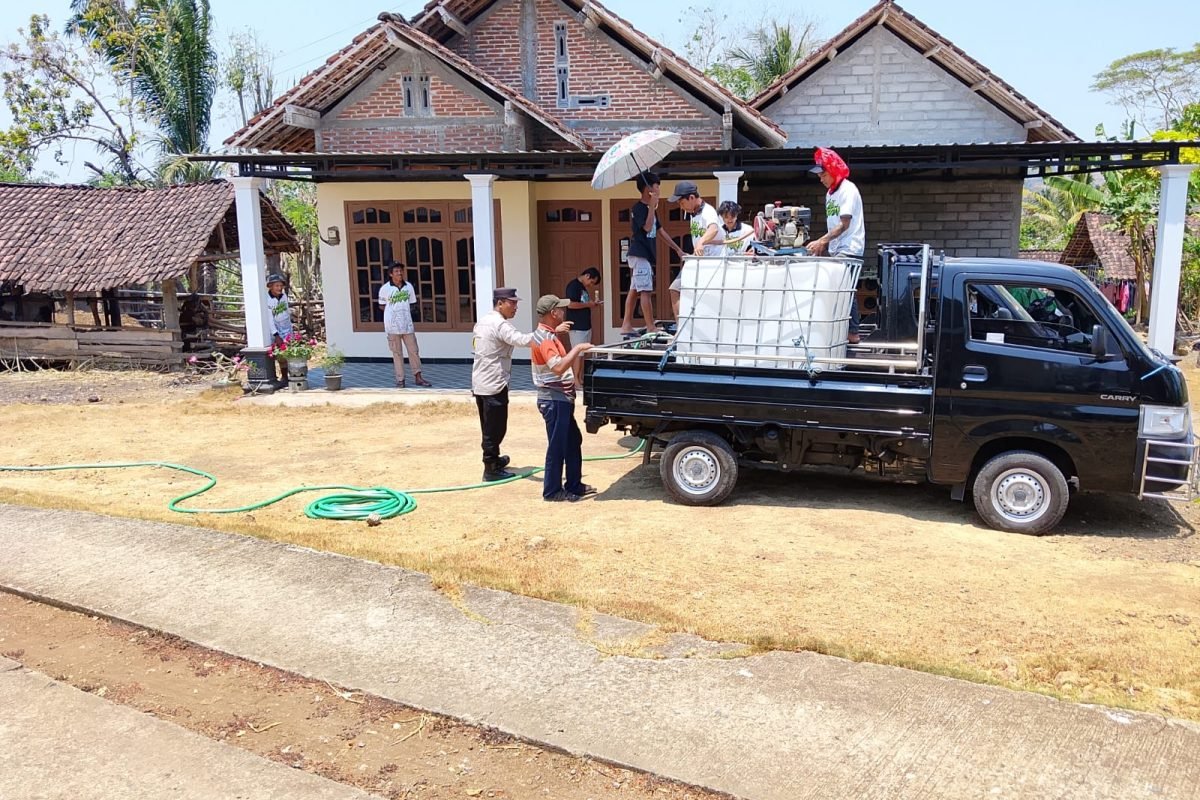 Petugas bersama warga menyalurkan bantuan air bersih menggunakan kendaraan tangki di Dusun Kedungbiru, Desa Kalitengah, Kecamatan Panggungrejo, Kabupaten Blitar, Minggu (27/9/2026). Petugas bersama warga menyalurkan bantuan air bersih menggunakan kendaraan tangki di Dusun Kedungbiru, Desa Kalitengah, Kecamatan Panggungrejo, Kabupaten Blitar, Minggu (27/9/2026).
