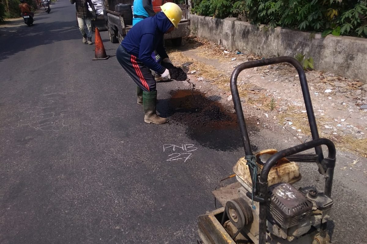 Petugas UPT PJJ Tulungagung melakukan pemeliharaan rutin dengan menambal kerusakan pada ruas jalan Plandaan–Boro, Minggu (28/9/2026). Petugas UPT PJJ Tulungagung melakukan pemeliharaan rutin dengan menambal kerusakan pada ruas jalan Plandaan–Boro, Minggu (28/9/2026).