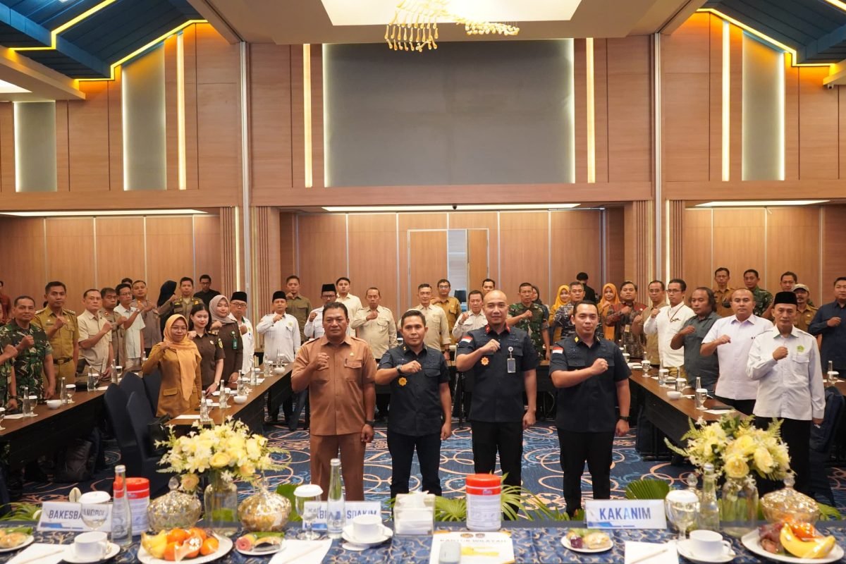 Kepala Kantor Imigrasi Blitar bersama jajaran dan peserta Rapat Koordinasi Tim Pengawasan Orang Asing (TIMPORA) dalam upaya memperkuat sinergi dan kolaborasi lintas instansi untuk pengawasan orang asing di Kabupaten Tulungagung, Selasa (29/9/2026). Kepala Kantor Imigrasi Blitar bersama jajaran dan peserta Rapat Koordinasi Tim Pengawasan Orang Asing (TIMPORA) dalam upaya memperkuat sinergi dan kolaborasi lintas instansi untuk pengawasan orang asing di Kabupaten Tulungagung, Selasa (29/9/2026).