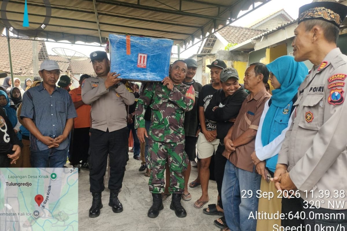 Petugas Polsek Gandusari bersama TNI dan tim SAR mengangkut peti jenazah korban kapal Virgo Transport di Kabupaten Blitar, Selasa (29/9/2026). Petugas Polsek Gandusari bersama TNI dan tim SAR mengangkut peti jenazah korban kapal Virgo Transport di Kabupaten Blitar, Selasa (29/9/2026).