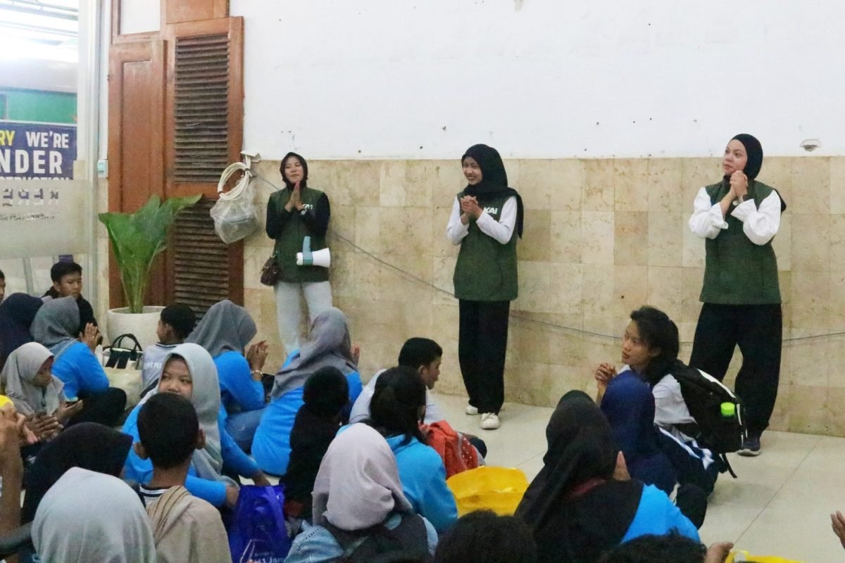 Peserta didik SLB B-C Putera Bangsa mengikuti kegiatan Eduspoor KAI Daop 7 Madiun dengan materi pengenalan dunia perkeretaapian dan edukasi keselamatan perjalanan kereta api, Kamis (1/10/2026).