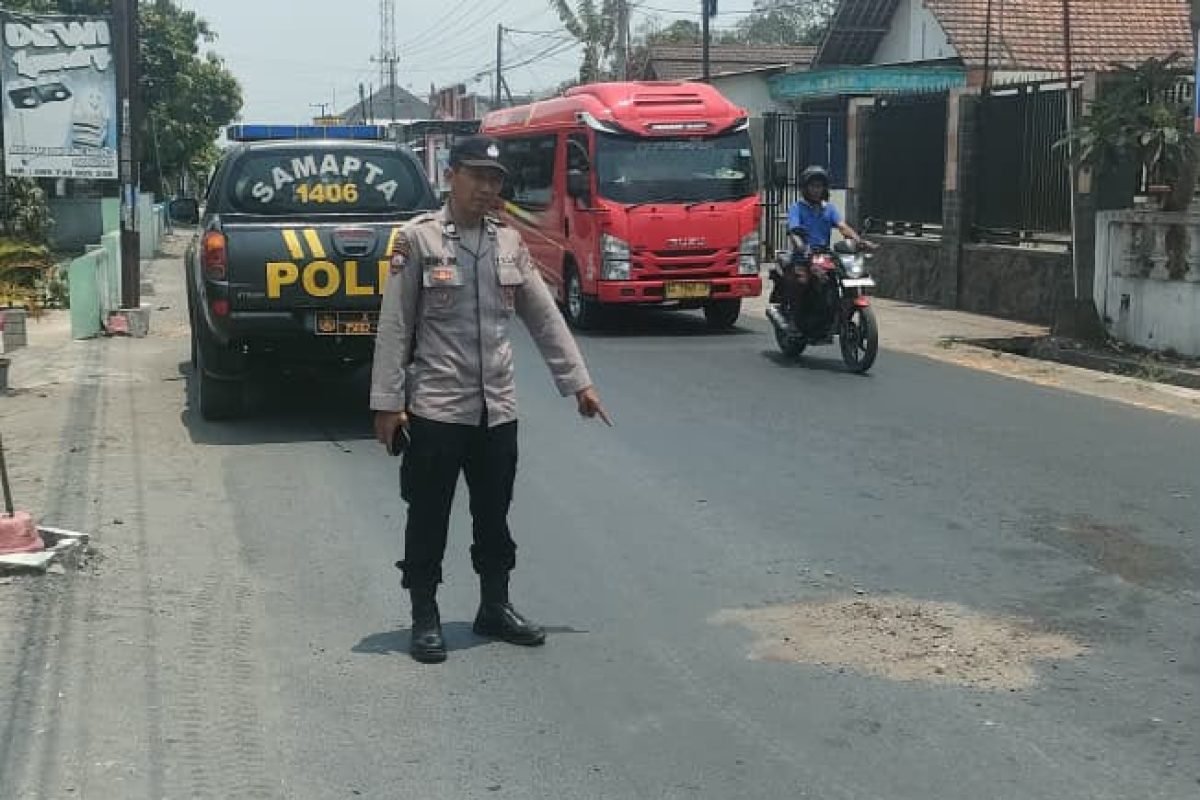 Petugas Satlantas Polres Blitar menunjukan titik lokasi kecelakaan di Desa Sidodadi, Kecamatan Garum, Kabupaten Blitar, Jumat (2/10/2026). Petugas Satlantas Polres Blitar menunjukan titik lokasi kecelakaan di Desa Sidodadi, Kecamatan Garum, Kabupaten Blitar, Jumat (2/10/2026).