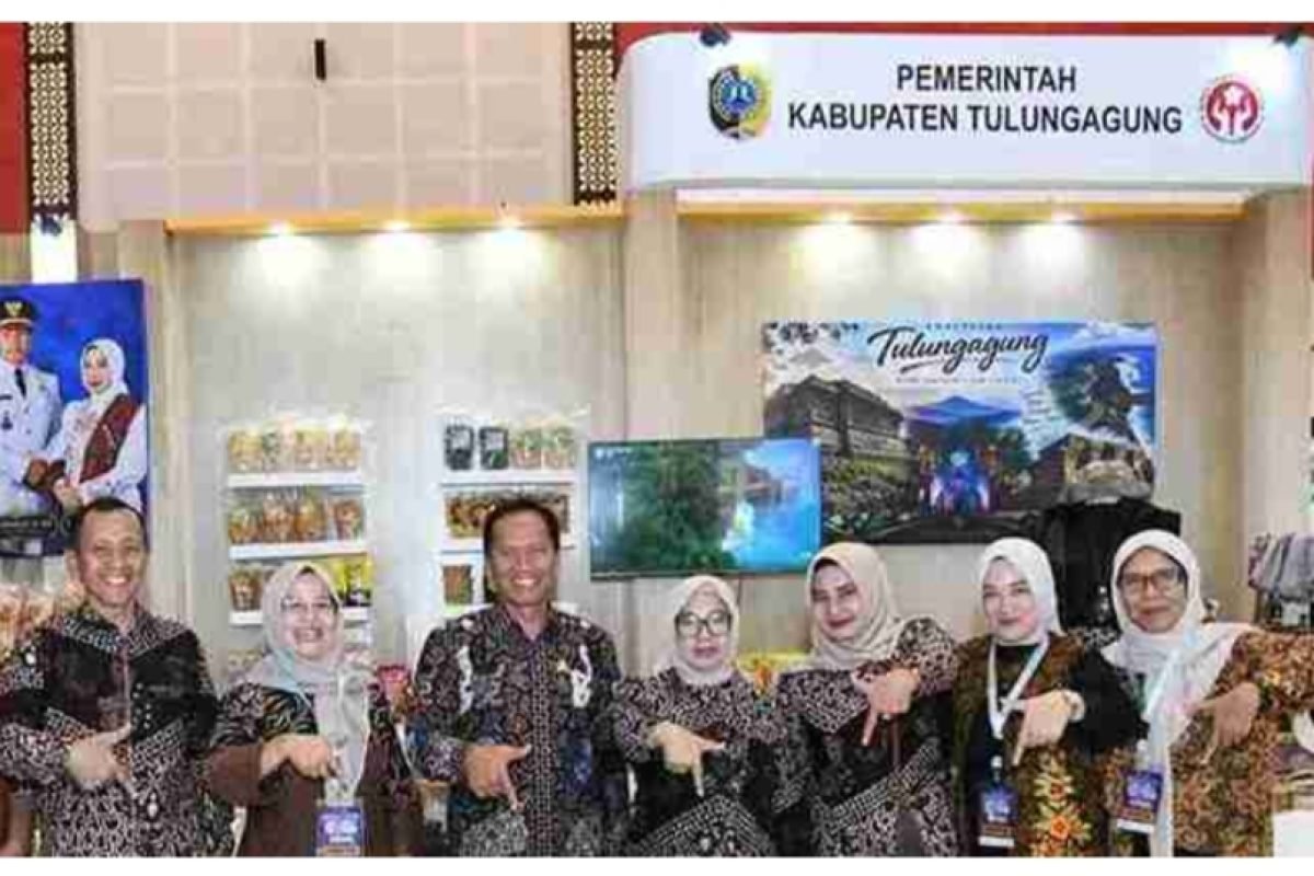Rombongan Pemerintah Kabupaten Tulungagung berfoto bersama di stan pameran Kabupaten Tulungagung dalam rangkaian Jatim Fest dan East Java Investment Forum (EJIF) 2026.