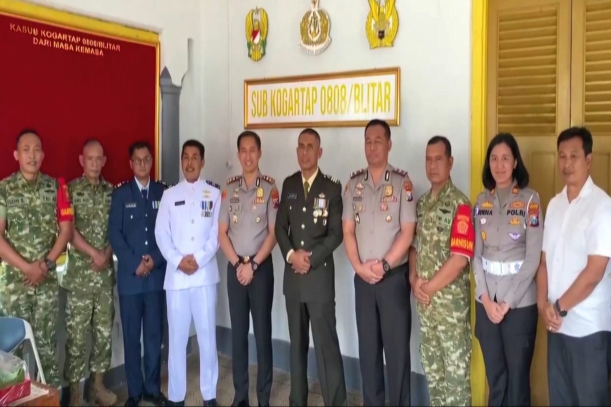 Kapolres Blitar Kota AKBP Kalfaris Triwijaya Lalo, S.I.K., M.I.K., bersama jajaran bersilaturahmi dengan keluarga besar TNI dalam rangka memperingati HUT ke-81 TNI di wilayah Kota Blitar, Senin (5/10/2026). Kapolres Blitar Kota AKBP Kalfaris Triwijaya Lalo, S.I.K., M.I.K., bersama jajaran bersilaturahmi dengan keluarga besar TNI dalam rangka memperingati HUT ke-81 TNI di wilayah Kota Blitar, Senin (5/10/2026).
