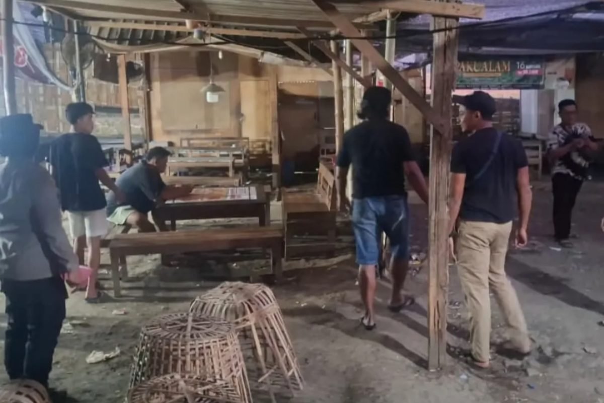 Petugas membongkar lokasi yang diduga digunakan untuk aktivitas perjudian sabung ayam dan dadu di Desa Bono, Kecamatan Boyolangu, Tulungagung, Minggu (4/10/2026). Petugas membongkar lokasi yang diduga digunakan untuk aktivitas perjudian sabung ayam dan dadu di Desa Bono, Kecamatan Boyolangu, Tulungagung, Minggu (4/10/2026).
