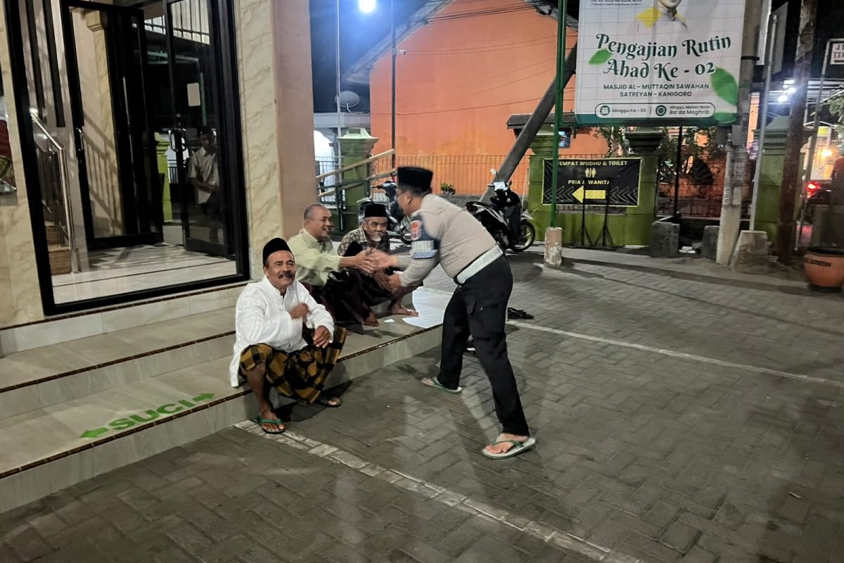 Anggota Satlantas Polres Blitar menyapa dan bersilaturahmi dengan warga saat kegiatan Patroli Subuh Berjamaah sebagai upaya mempererat kedekatan Polri dengan masyarakat serta menjaga kamtibmas tetap aman dan kondusif. Anggota Satlantas Polres Blitar menyapa dan bersilaturahmi dengan warga saat kegiatan Patroli Subuh Berjamaah sebagai upaya mempererat kedekatan Polri dengan masyarakat serta menjaga kamtibmas tetap aman dan kondusif.