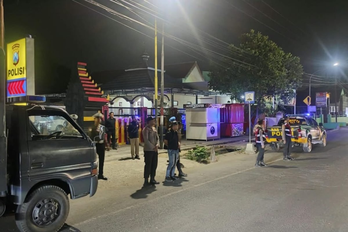 IMG-20261011-WA0001 Polres Blitar menggelar patroli Kegiatan Rutin yang Ditingkatkan (KRYD) pada Sabtu malam (10/10/2026).