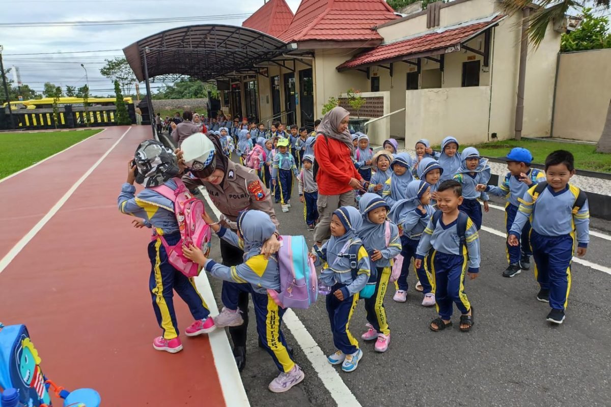 IMG-20261011-WA0002 Anggota Satlantas Polres Blitar memberikan edukasi tertib berlalu lintas kepada siswa KB Nurul Fikri Sutojayan melalui program Polisi Sahabat Anak di Polres Blitar, Sabtu (10/10/2026).