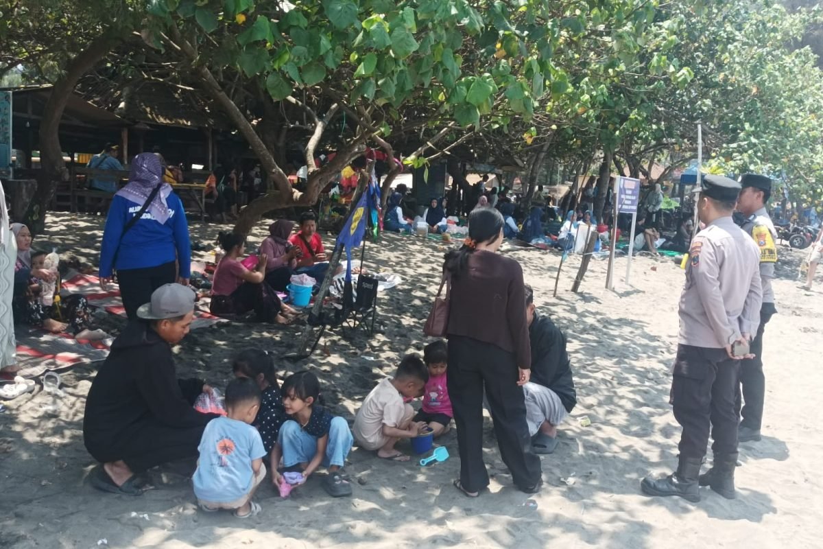 IMG-20261011-WA0004 Personel Polsek Panggungrejo melaksanakan patroli di kawasan wisata Pantai Serang, Kabupaten Blitar, Minggu (11/10/2026), untuk menjaga keamanan dan memberikan imbauan kamtibmas kepada pengunjung.