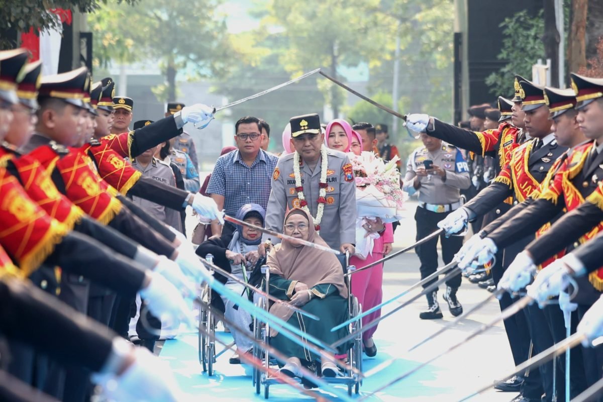 Kapolda Jawa Timur Irjen Pol Dekananto Eko Purwono didampingi keluarga saat melewati barisan kehormatan pedang pora dalam prosesi penyambutan di Mapolda Jatim, Surabaya, Minggu (11/10/2026). Kapolda Jawa Timur Irjen Pol Dekananto Eko Purwono didampingi keluarga saat melewati barisan kehormatan pedang pora dalam prosesi penyambutan di Mapolda Jatim, Surabaya, Minggu (11/10/2026).