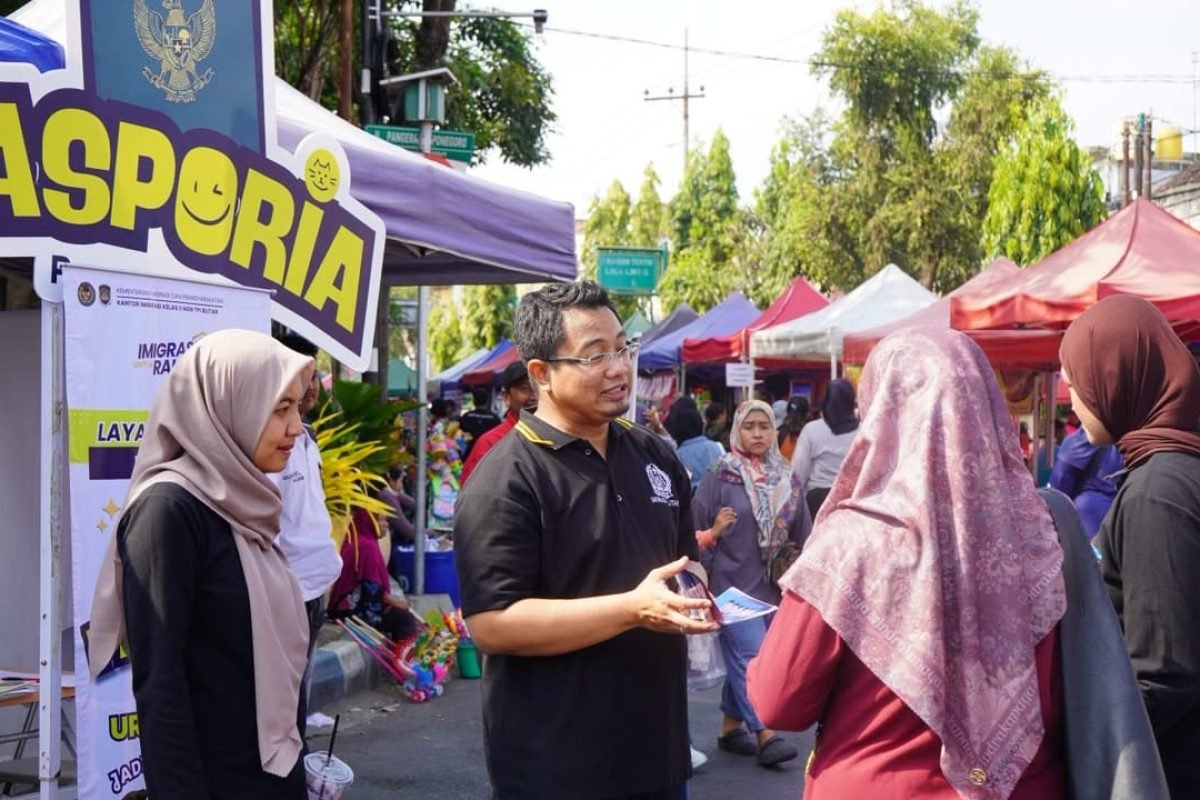 Imigrasi Blitar menghadirkan layanan paspor melalui program PASPORIA di kawasan Car Free Day (CFD) Tulungagung, Minggu (11/10/2026). Imigrasi Blitar menghadirkan layanan paspor melalui program PASPORIA di kawasan Car Free Day (CFD) Tulungagung, Minggu (11/10/2026).