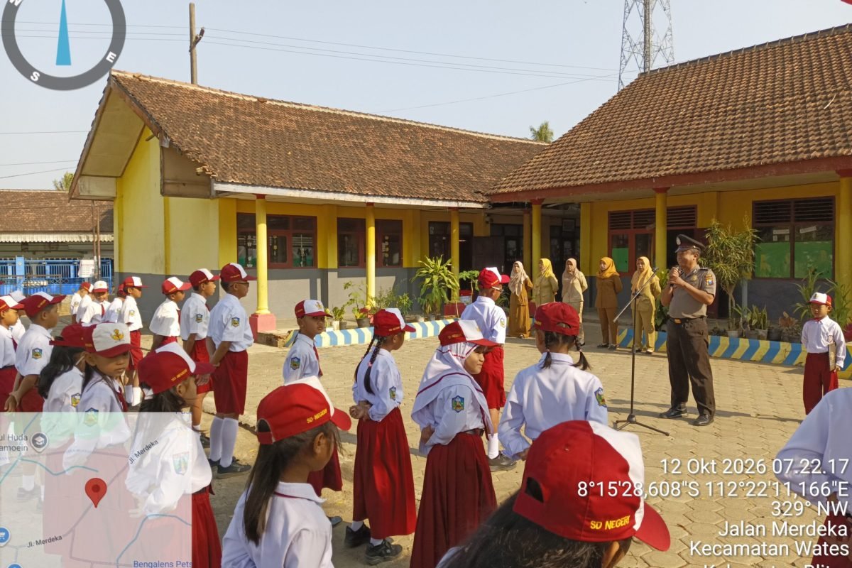 Kanit Binmas Polsek Wates Aiptu Sabar S., S.H., bertindak sebagai Inspektur Upacara di SDN 1 Wates, Kecamatan Wates, Kabupaten Blitar, Senin (12/10/2026), sekaligus memberikan edukasi mengenai kedisiplinan, bahaya NAPZA, dan keselamatan berlalu lintas.