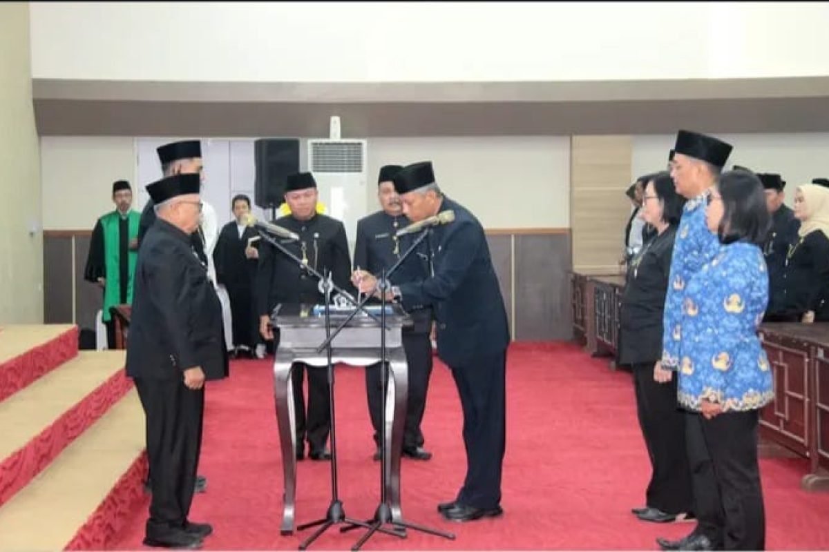 Bupati Blitar Rijanto memimpin pelantikan dan pengambilan sumpah/janji pejabat di lingkungan Pemerintah Kabupaten Blitar di Ruang Rapat Candi Penataran, Senin (12/10/2026). Bupati Blitar Rijanto memimpin pelantikan dan pengambilan sumpah/janji pejabat di lingkungan Pemerintah Kabupaten Blitar di Ruang Rapat Candi Penataran, Senin (12/10/2026).