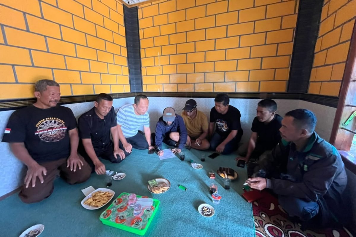 IMG-20261012-WA0025 Sejumlah tokoh dusun di Desa Ngadirenggo, Kecamatan Wlingi, Kabupaten Blitar, menggalang tanda tangan sebagai bentuk penyampaian dukungan terhadap Greenfields di tengah isu rencana demonstrasi.