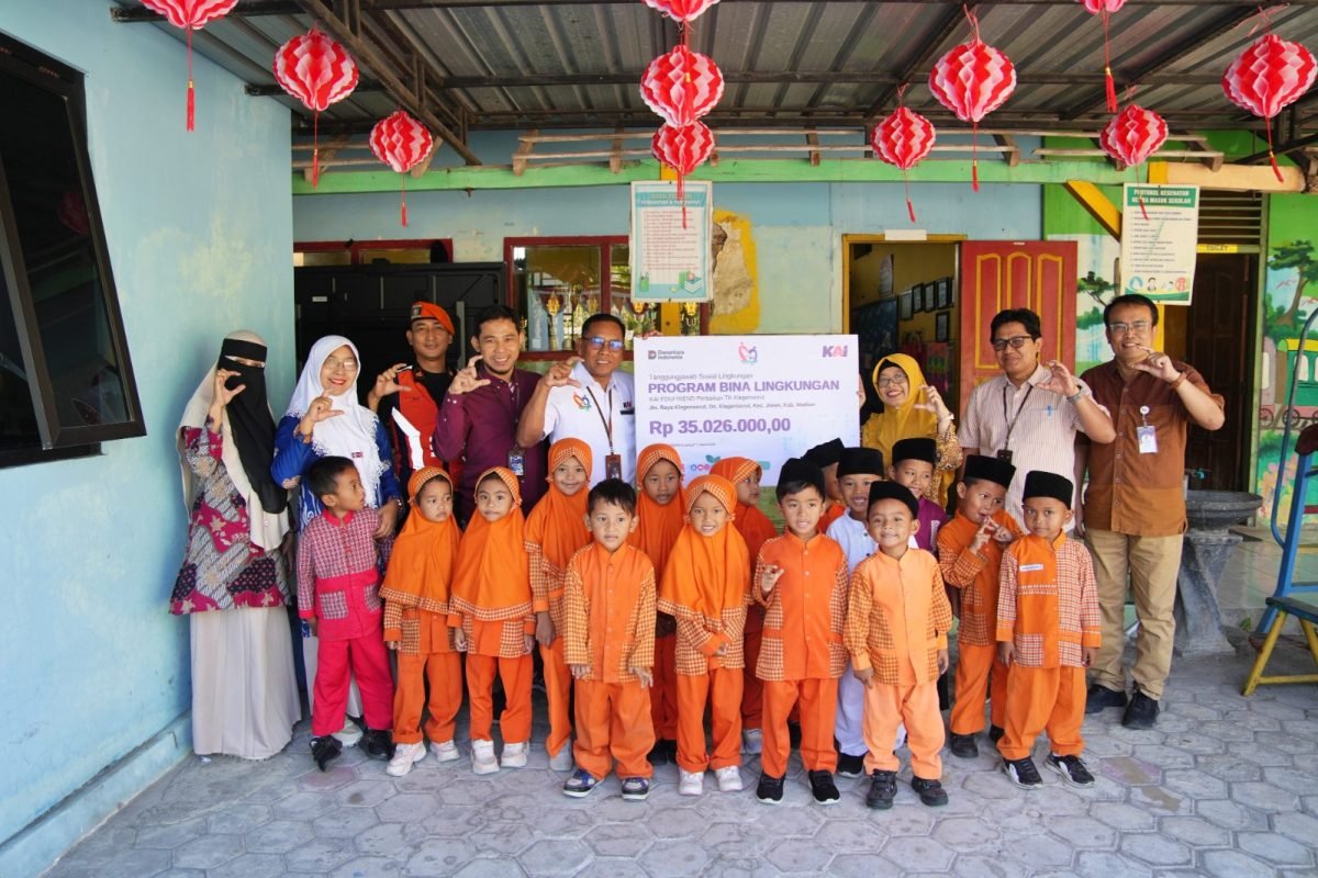 KAI Daop 7 Madiun menyalurkan dana TJSL dan Bina Lingkungan sebesar Rp520,5 juta selama Januari–September 2026 untuk mendukung sektor pendidikan, sosial keagamaan, seni budaya, dan sarana prasarana kewilayahan. KAI Daop 7 Madiun menyalurkan dana TJSL dan Bina Lingkungan sebesar Rp520,5 juta selama Januari–September 2026 untuk mendukung sektor pendidikan, sosial keagamaan, seni budaya, dan sarana prasarana kewilayahan.