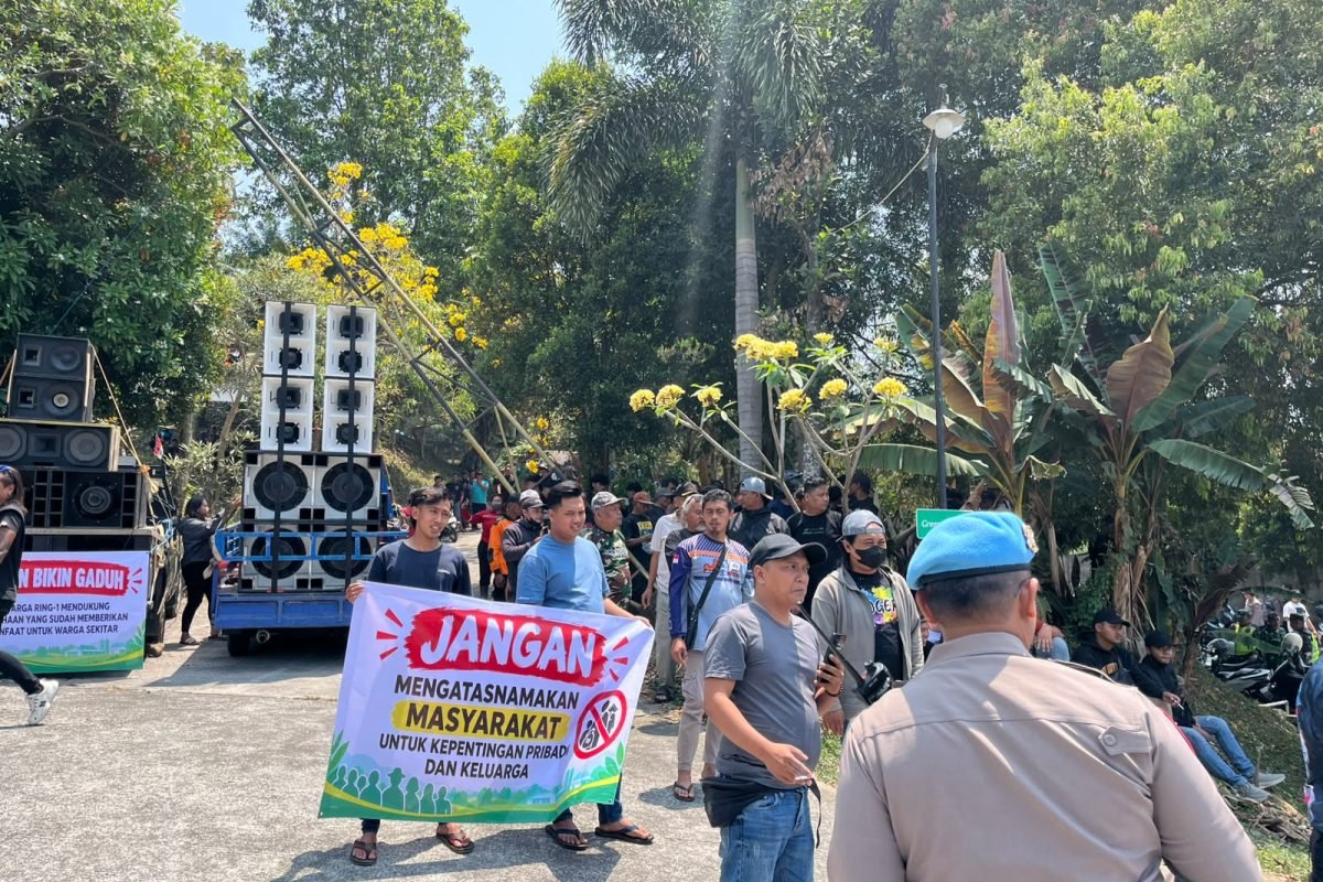 Ratusan warga dari sejumlah dusun di Desa Ngadirenggo, Kecamatan Wlingi, Kabupaten Blitar, menggelar aksi damai untuk menyatakan dukungan terhadap keberadaan PT Greenfields Farm 2, Selasa (13/10/2026). Ratusan warga dari sejumlah dusun di Desa Ngadirenggo, Kecamatan Wlingi, Kabupaten Blitar, menggelar aksi damai untuk menyatakan dukungan terhadap keberadaan PT Greenfields Farm 2, Selasa (13/10/2026).