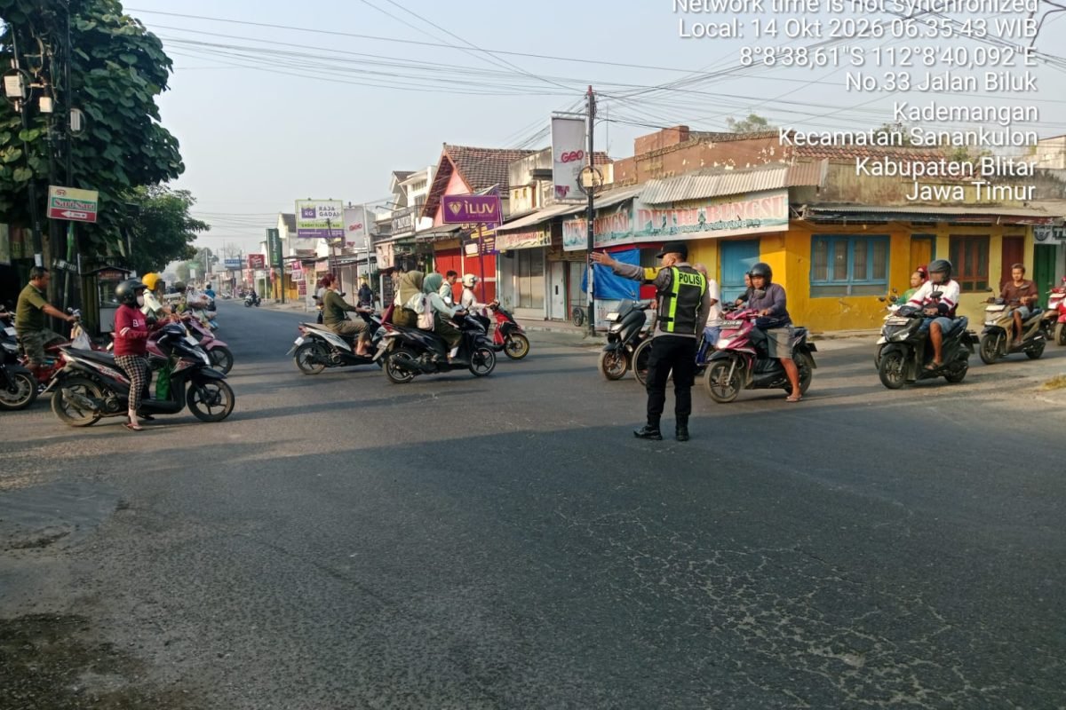 Personel Polsek Gandusari melaksanakan patroli subuh, patroli dialogis, dan salat Subuh berjamaah bersama masyarakat di Masjid Baiturahim, Dusun Rejosari, Desa Gandusari, Kabupaten Blitar, Rabu (14/10/2026). Personel Polsek Gandusari melaksanakan patroli subuh, patroli dialogis, dan salat Subuh berjamaah bersama masyarakat di Masjid Baiturahim, Dusun Rejosari, Desa Gandusari, Kabupaten Blitar, Rabu (14/10/2026).