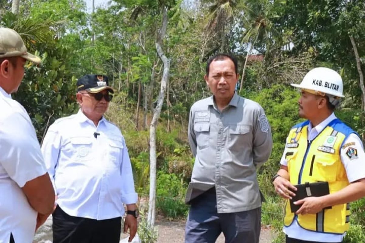 Bupati Blitar Rijanto turun langsung mengecek perbaikan jalan di Dusun Kepek, Desa Ngeni, Kecamatan Wonotirto, serta pembangunan Jembatan Bakung–Bululawang, Rabu (14/10/2026). Bupati Blitar Rijanto turun langsung mengecek perbaikan jalan di Dusun Kepek, Desa Ngeni, Kecamatan Wonotirto, serta pembangunan Jembatan Bakung–Bululawang, Rabu (14/10/2026).