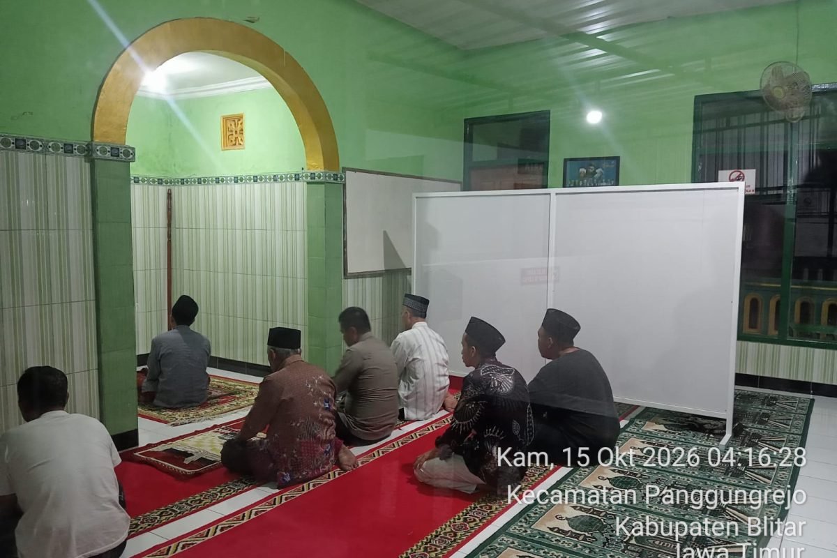 Personel jajaran Polres Blitar melaksanakan patroli subuh keliling dan patroli dialogis bersama masyarakat di wilayah Kabupaten Blitar, Kamis (15/10/2026). Personel jajaran Polres Blitar melaksanakan patroli subuh keliling dan patroli dialogis bersama masyarakat di wilayah Kabupaten Blitar, Kamis (15/10/2026).
