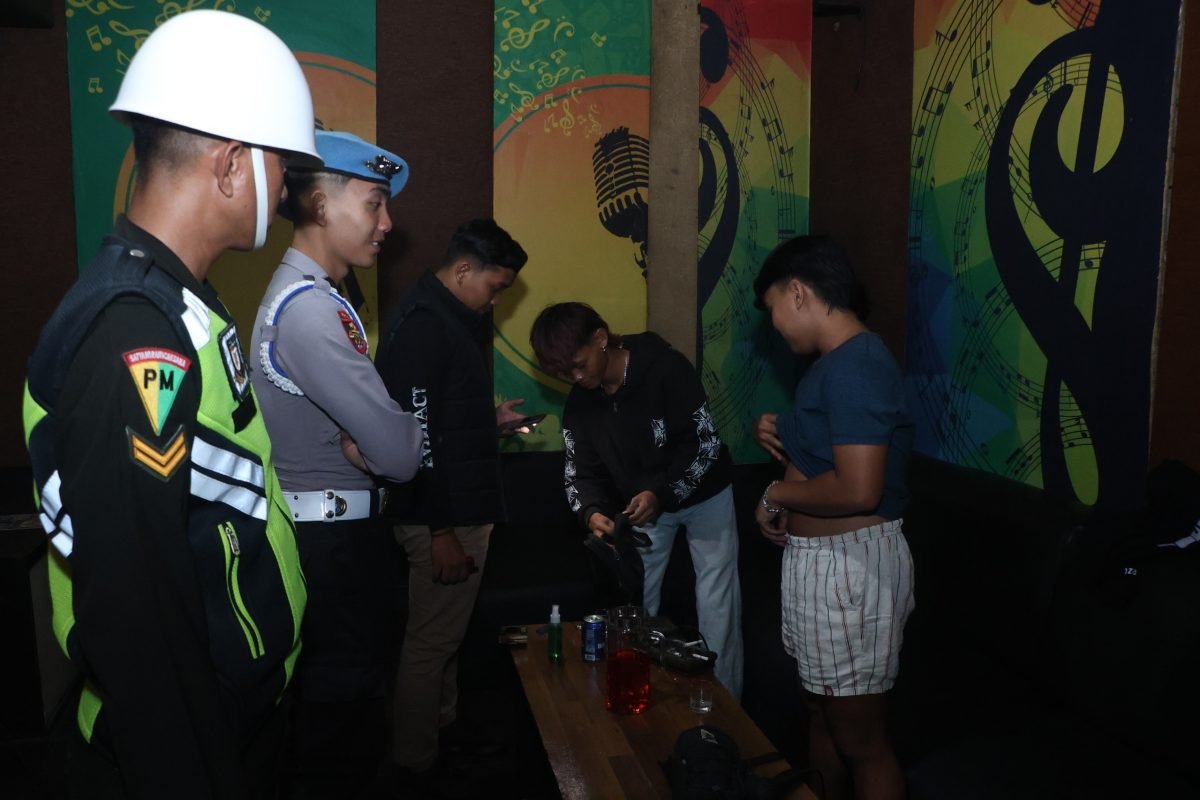 Petugas gabungan melakukan pemeriksaan di sejumlah tempat hiburan malam di Kota Blitar dalam operasi pengawasan narkoba, Rabu (14/10/2026). Petugas gabungan melakukan pemeriksaan di sejumlah tempat hiburan malam di Kota Blitar dalam operasi pengawasan narkoba, Rabu (14/10/2026).