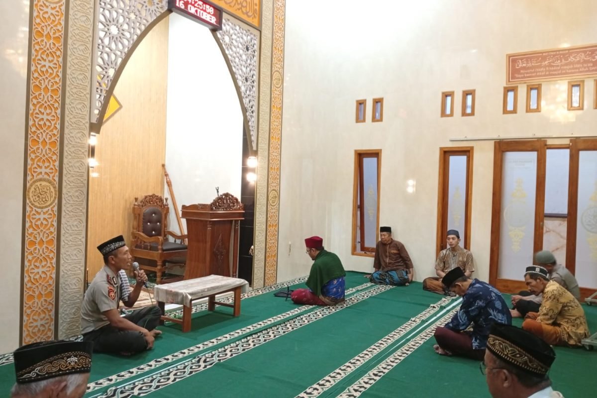 Kapolsek Gandusari AKP Nanang Budhiarto bersama anggota melaksanakan patroli subuh keliling dan dialog kamtibmas di Masjid Al Amin, Desa Sukosewu, Kabupaten Blitar, Jumat (16/10/2026). Kapolsek Gandusari AKP Nanang Budhiarto bersama anggota melaksanakan patroli subuh keliling dan dialog kamtibmas di Masjid Al Amin, Desa Sukosewu, Kabupaten Blitar, Jumat (16/10/2026).