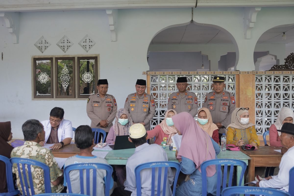 Polres Blitar menghadirkan layanan kepolisian, pemeriksaan kesehatan gratis, sembako murah, dan pembagian sayur gratis melalui program Jumat Keliling di Desa Margomulyo, Kecamatan Panggungrejo, Jumat (16/10/2026). Polres Blitar menghadirkan layanan kepolisian, pemeriksaan kesehatan gratis, sembako murah, dan pembagian sayur gratis melalui program Jumat Keliling di Desa Margomulyo, Kecamatan Panggungrejo, Jumat (16/10/2026).