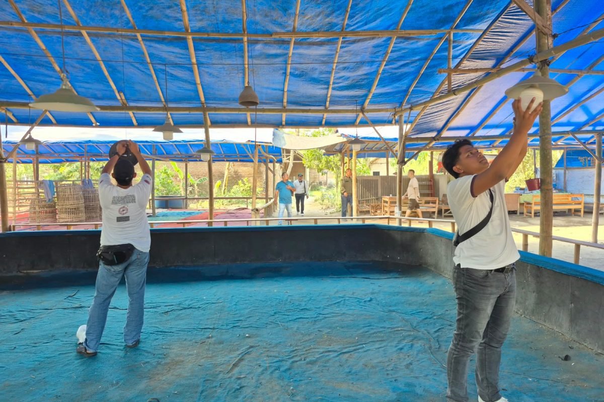 Petugas Polres Blitar Kota bersama Polsek Srengat melakukan pengecekan lokasi yang diduga pernah digunakan sebagai arena sabung ayam di Kelurahan Kauman, Kecamatan Srengat, Kabupaten Blitar. Petugas Polres Blitar Kota bersama Polsek Srengat melakukan pengecekan lokasi yang diduga pernah digunakan sebagai arena sabung ayam di Kelurahan Kauman, Kecamatan Srengat, Kabupaten Blitar.
